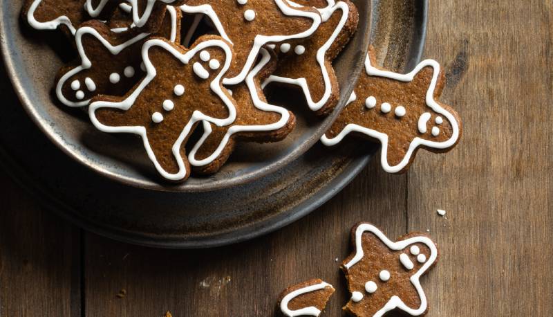 Decorated gingerbread men in a bowl